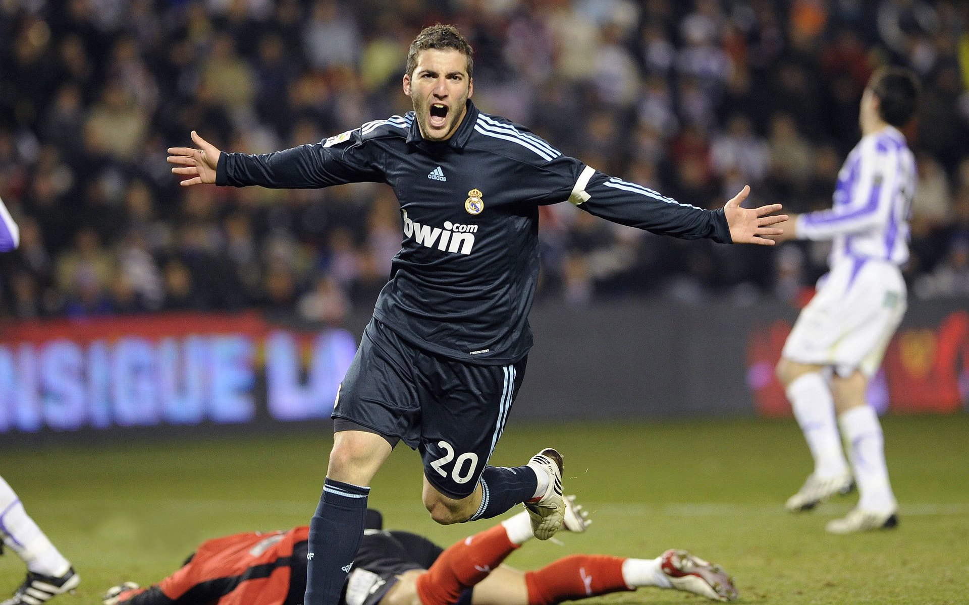 “西甲豪門戰(zhàn)術(shù)調(diào)整，場(chǎng)面變化引發(fā)關(guān)注”，西甲的豪門